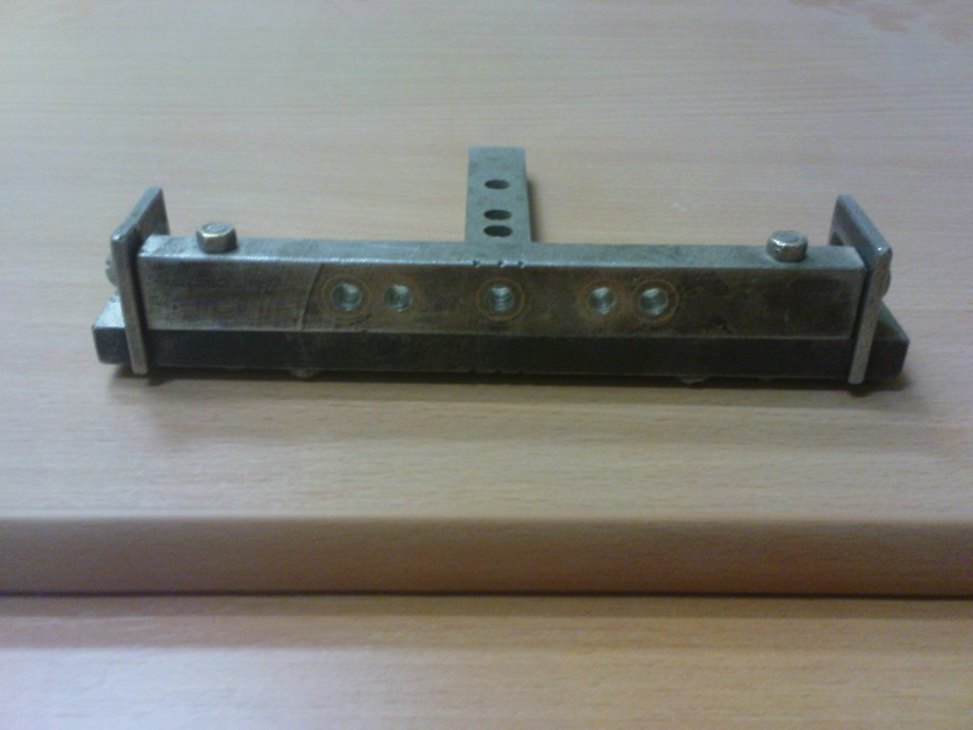 Фотография готового кондуктора для сверления отверстия под конфирмат.