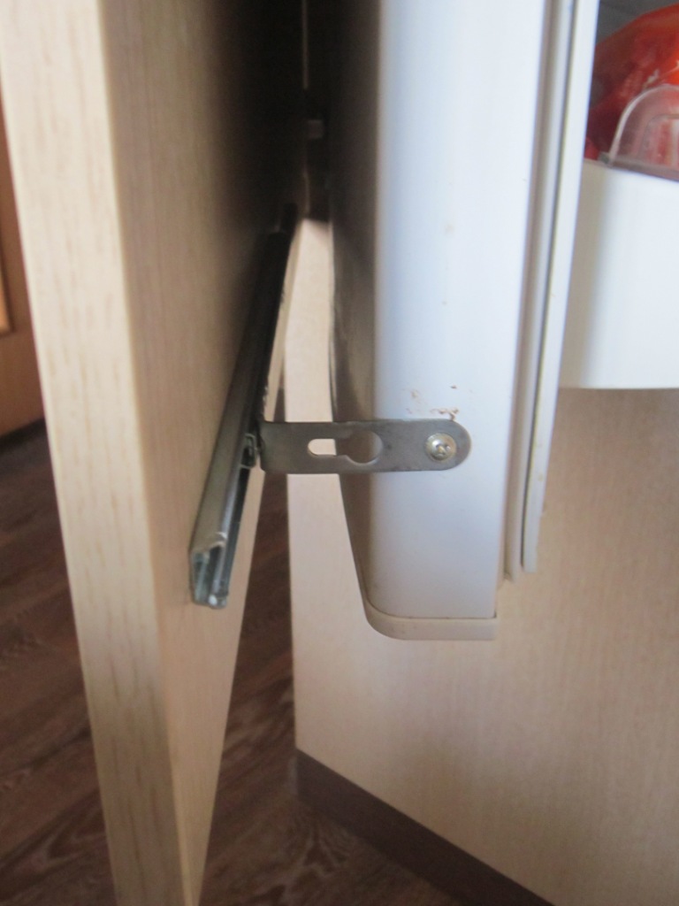 Как перевесить дверь холодильника: рекомендации по ремонту + пошаговая инструкция